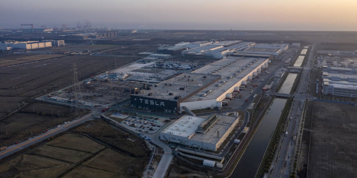 Tesla 在上海的超級工廠 。/彭博社