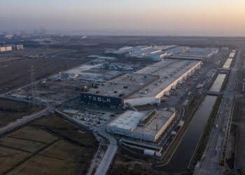 Tesla 在上海的超級工廠 。／彭博社