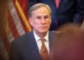 德州州長 Greg Abbott 於 2021 年 6 月 8 日在柯士甸出席州議會大樓的新聞發布會。/法新社