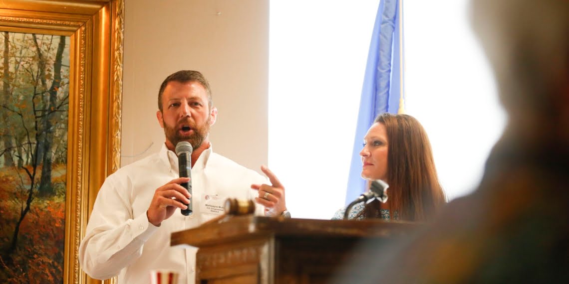 眾議員 Markwayne Mullin (R-Okla.) 和他的妻子 Christie 於 8 月在塔爾薩出現。／美聯社