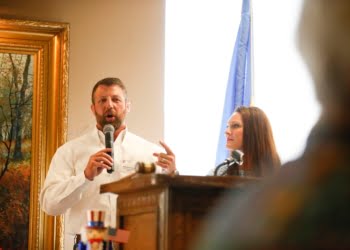 眾議員 Markwayne Mullin (R-Okla.) 和他的妻子 Christie 於 8 月在塔爾薩出現。／美聯社